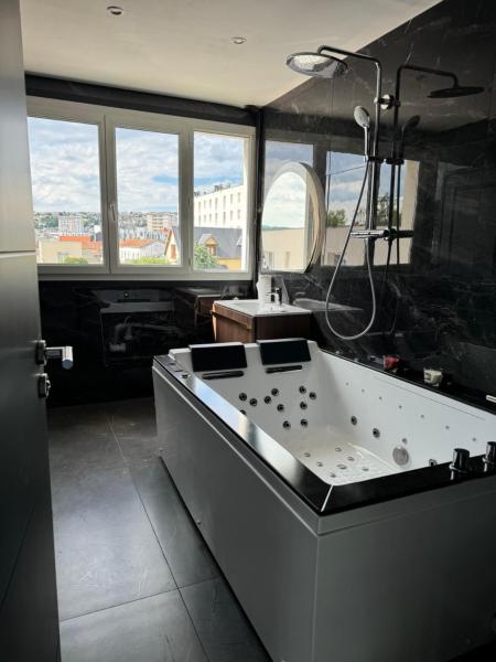 A la foto es mostra l'objecte appartement jacuzzi situat a la ciutat de Graville.
