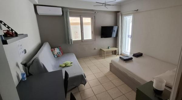 På billedet ses objektet HoneyBee4 - Cozy studio close to the port, airport & Athens beliggende i byen Rafina.