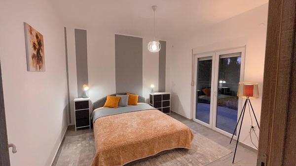 Op de foto is het object BOKI apartments te zien, gelegen in de stad Malovići.