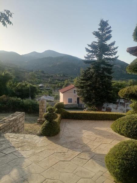 På billedet ses objektet Maria House beliggende i byen Dhoumená.