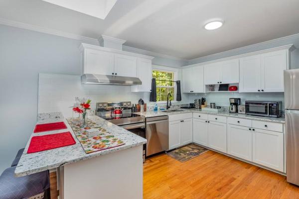 A la foto es mostra l'objecte 2024 Modern Newly Renovated 4BR situat a la ciutat de Durham.