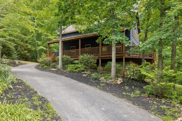 A la foto es mostra l'objecte Blue Hawk Hideaway cabin situat a la ciutat de Sevierville.