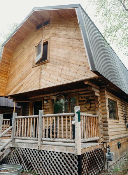 Na zdjęciu widoczny jest obiekt Alaska Cozy Cabins położony w mieście Wasilla.