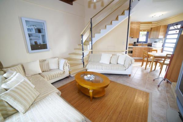A la foto es mostra l'objecte Villa Santoro situat a la ciutat de Skíti.