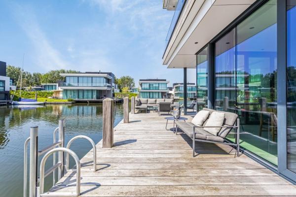 Na fotografii je vidět objekt Lake House with dock at Lake Veere, Zeeland nacházející se ve městě Arnemuiden.