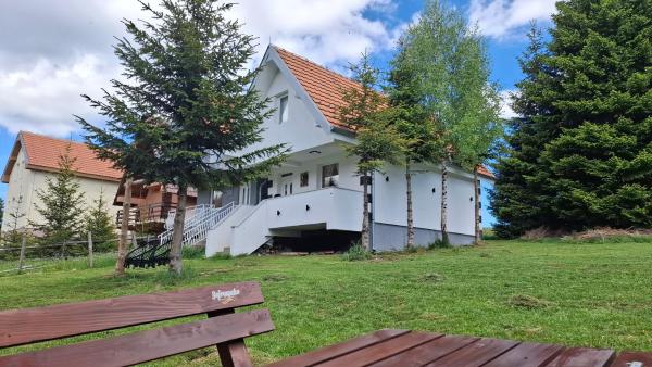 Auf dem Foto ist das Objekt Vila Holiday - Golija in der Stadt Rast zu sehen.