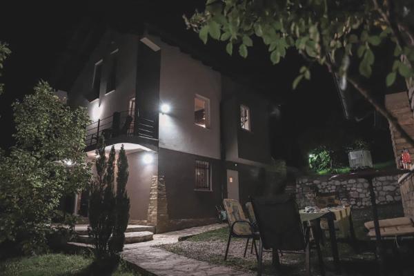 A la foto es mostra l'objecte Zeleni kutak situat a la ciutat de Bojnik.