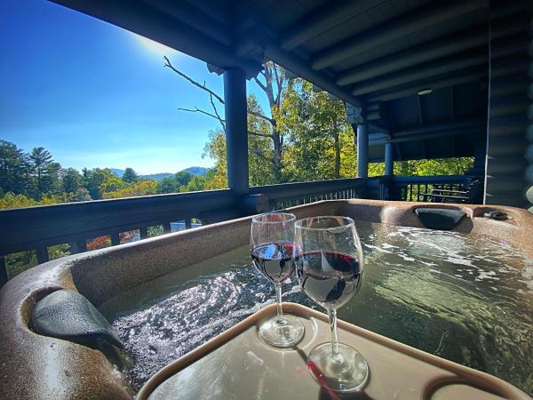 A la foto es mostra l'objecte Bearless Whisper, a Beautiful Romantic Cabin Located Under a Mile from Soaky Mountain Water Park!! situat a la ciutat de Sevierville.