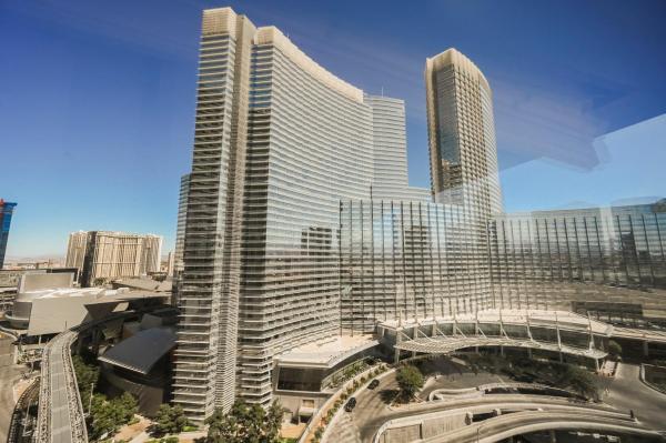 Na foto é possível ver o objeto StripViewSuites at Vdara localizado na cidade de Las Vegas.