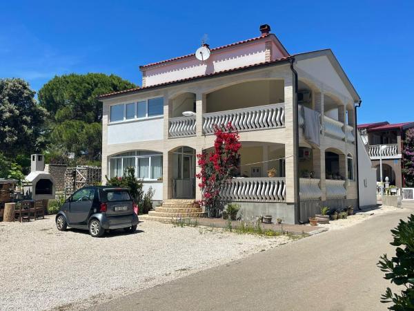 A la foto es mostra l'objecte Apartmani Gagula situat a la ciutat de Vir.