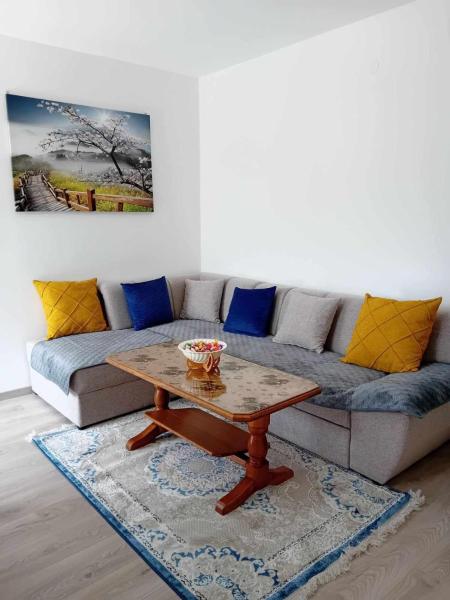 På billedet ses objektet Panorama Plužine Apartment beliggende i byen Pišče.