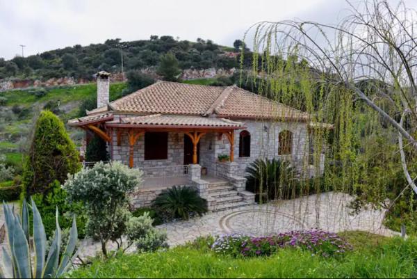 The photo shows the Villa Koroni located in the city of Livadhákia.