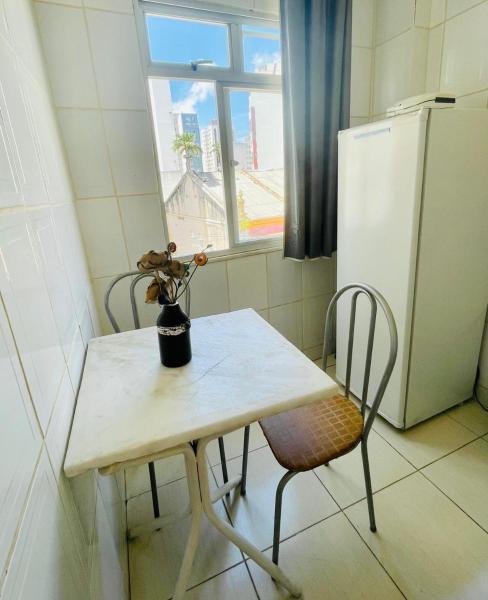 Zdjęcie 6: Quarto, sala, cozinha e banheiro - 2 minutos da praia do porto da barra - ar condicionado