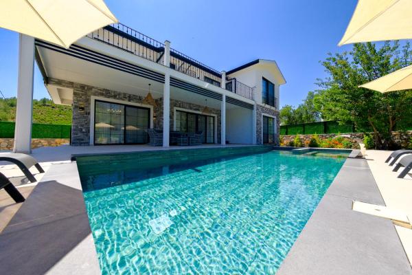 På billedet ses objektet Misty Mountain Luxury Villa Fethiye, Yesiluzumlu by Sunworld Villas beliggende i byen Fethiye.