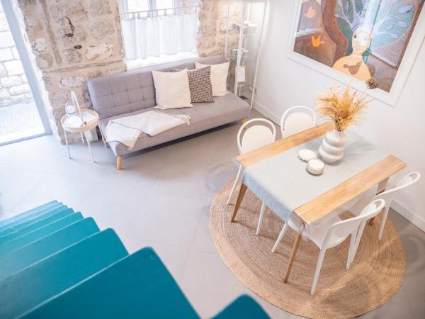 A la foto es mostra l'objecte Dolce Vita situat a la ciutat de Hvar.
