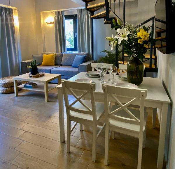 A la foto es mostra l'objecte Casa Akrolithos situat a la ciutat de Keramotí.