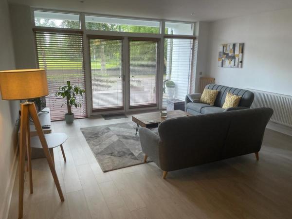 På bilden syns objektet Waterside Athlone Apartment som ligger i staden Athlone.