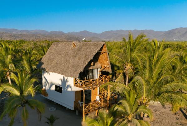På bilden syns objektet Casa Vela Palafito en playa con alberca som ligger i staden La Manzanilla.