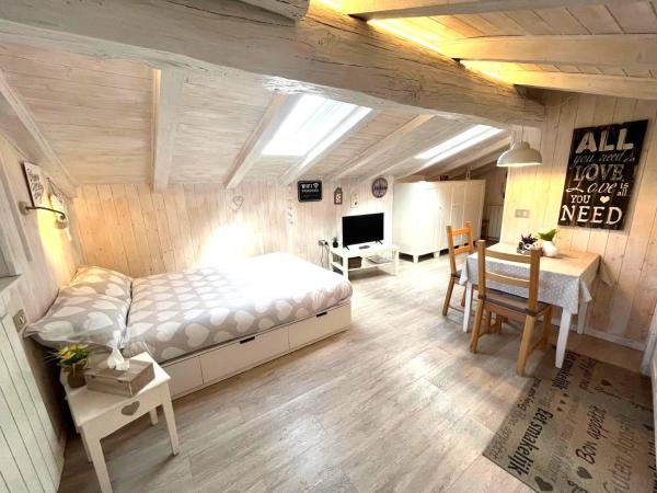 På billedet ses objektet Il piccolo Loft nel cuore antico di Aosta - You & Me case vacanza beliggende i byen Aosta.