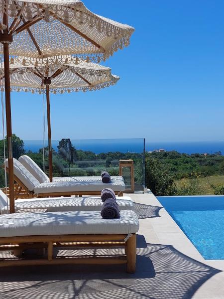 Na foto é possível ver o objeto Elaiopetra Kefalonia - Stonehouse Hideaway with pool - Modern Luxury with Serene Sea and Mountain Views localizado na cidade de Kourkoumelata.