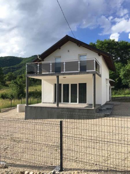 照片显示了位于Skender Vakuf市的Vila Prvi, Carevo Polje物件。