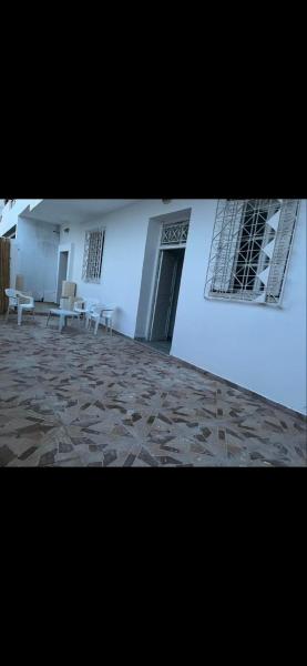 Op de foto is het object RDC pied dans l eau te zien, gelegen in de stad Sousse.