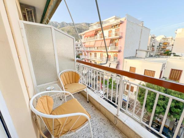 A la foto es mostra l'objecte Central Apartment - 2 BR & Terrace I 50m to Beach situat a la ciutat de Loutraki.