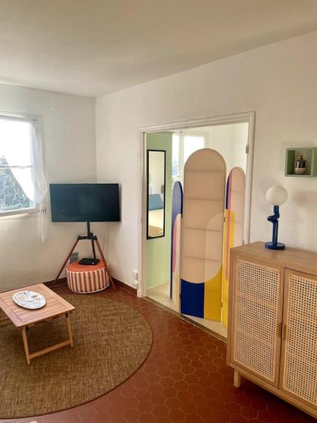 A la foto es mostra l'objecte Cosy T2 au coeur de Port-Grimaud dans le Golf de St Tropez situat a la ciutat de Grimaud.