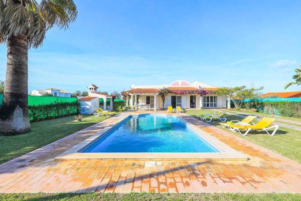 The photo shows the Villa Mica located in the city of Monte do Poço.