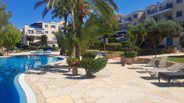 Kings Palace - spacious 2-bed with sea views and large patio, Pafos
