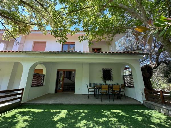 A la foto es mostra l'objecte Villa Nāos situat a la ciutat de Skála Foúrkas.