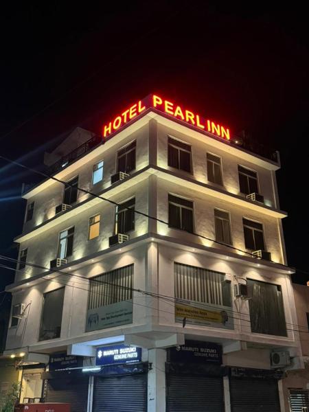 Na zdjęciu widoczny jest obiekt Hotel Pearl inn położony w mieście Rāmpura.