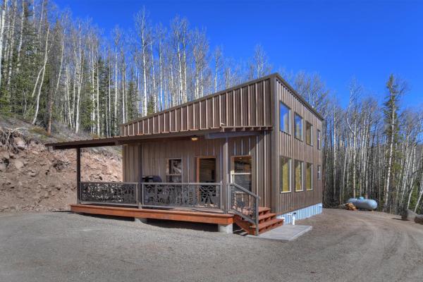 A la foto es mostra l'objecte Amethyst Hideaway situat a la ciutat de Creede.