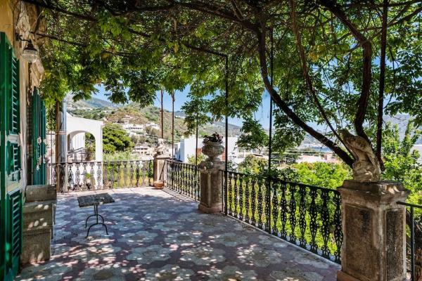 The photo shows the Villa di charme located in the city of Lipari.
