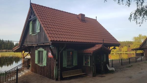 Auf dem Foto ist das Objekt Konradowe Chaty in der Stadt Giże zu sehen.