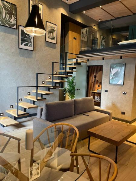 Na zdjęciu widoczny jest obiekt The Public Aparthotel 1 położony w mieście Fogarasz.