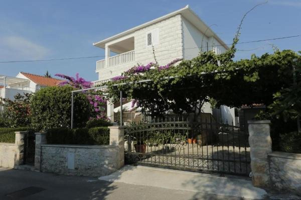 Na zdjęciu widoczny jest obiekt Apartments with parking space Supetar, Brac - 23147 położony w mieście Supetar.