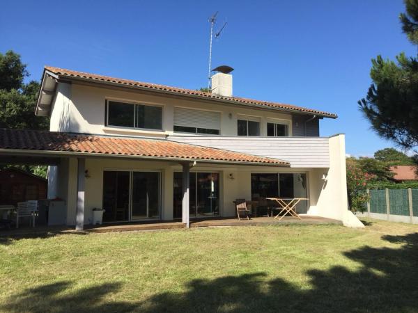 A la foto es mostra l'objecte Spacieuse maison familiale 11 pers. avec jardin près du port de Capbreton - FR-1-239-1001 situat a la ciutat de Capbreton.