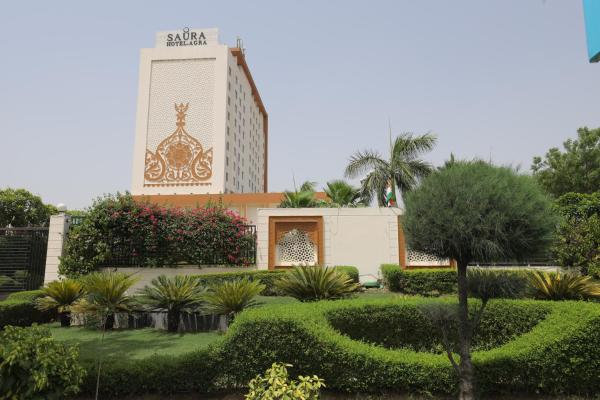 A la foto es mostra l'objecte Saura Hotel, Agra - A Club Mahindra Associate situat a la ciutat de Tūndla.