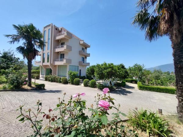 På billedet ses objektet Hotel Dini beliggende i byen Vlorë.