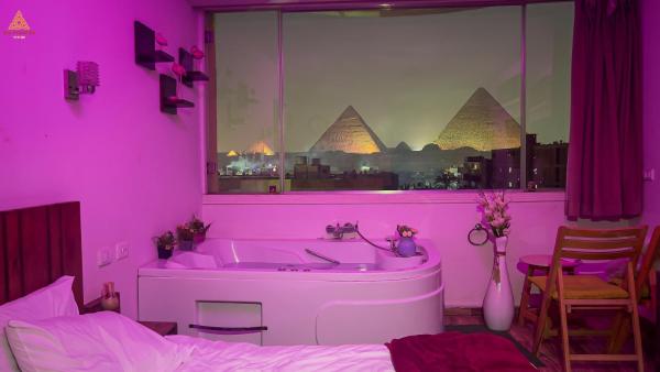 Nella foto è visibile l'oggetto Full Pyramids View with Jacuzzi & Roof Top Access situato nella città di Il Cairo.