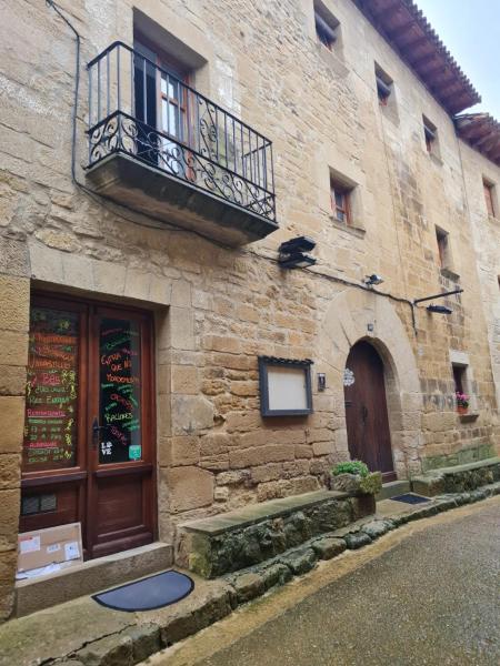 A la foto es mostra l'objecte Bar Restaurante Albergue de Uncastillo situat a la ciutat de Uncastillo.