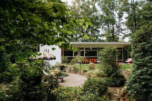 Nella foto è visibile l'oggetto Bungalowvilla Robin Hill, met bostuin & design interieur situato nella città di Neer.