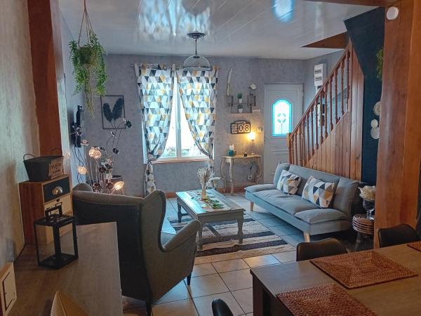 På billedet ses objektet A DÉCOUVRIR ABSOLUMENT Charmante Maison thierachienne beliggende i byen Effry.