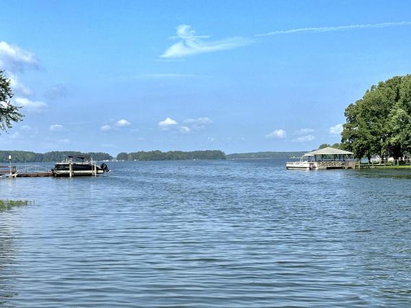 Na zdjęciu widoczny jest obiekt Lady of the Lake położony w mieście Chapin.