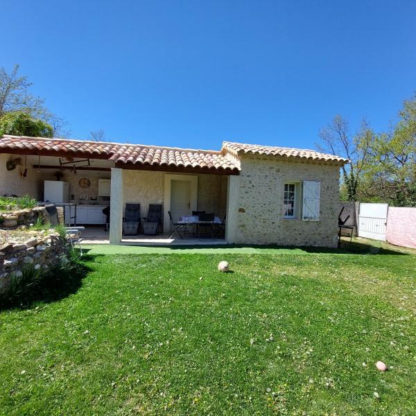 Na fotografii je vidět objekt cabanon provencal en pierre nacházející se ve městě Riez.