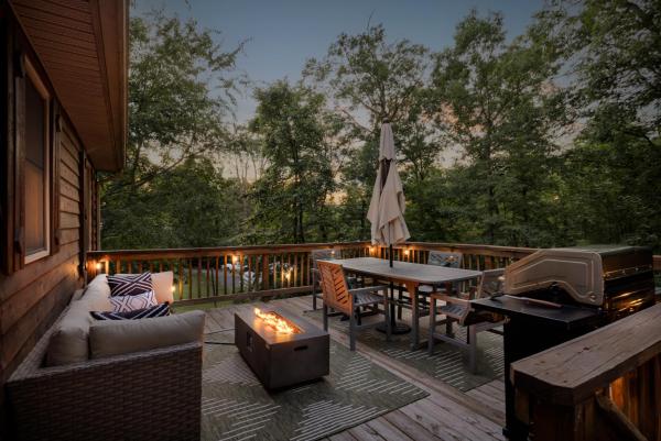 Shenandoah Dog Friendly Cabin In The Trees - River Access, Bbq, Propane Fire Pit, Outdoor Dining & Lounging, Wood Fireplace, Screened In Front Porch And Gated Back Deck! - Virginia