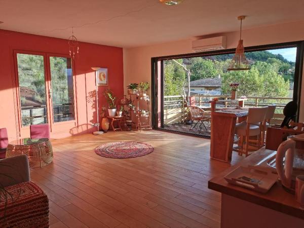 A la foto es mostra l'objecte Duplex Orange Oasis situat a la ciutat de Salasc.