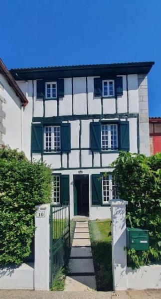 A la foto es mostra l'objecte Charmant appartement avec jardin situat a la ciutat de Larressore.