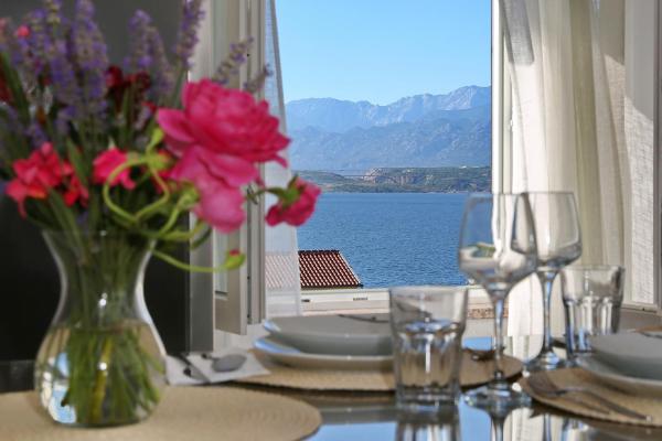 照片显示了位于Novigrad Dalmatia市的Sea & Mountain View By Apartment Brane物件。